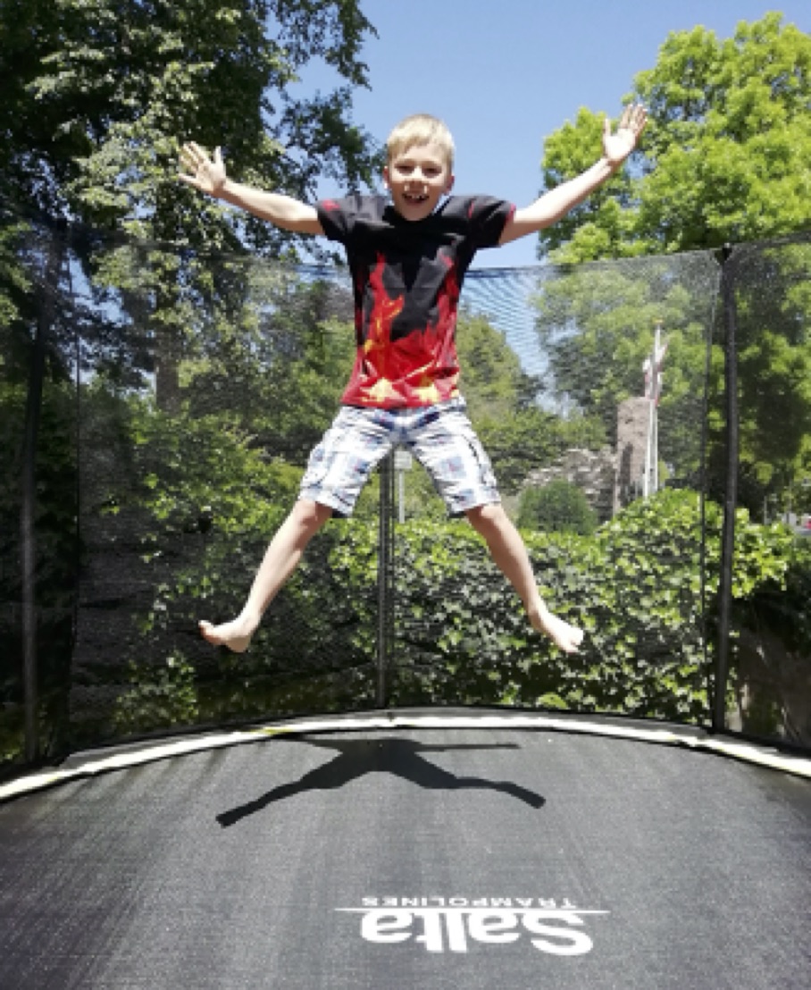 Junge springt Trampolin